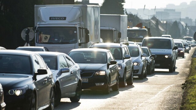 zápcha kolóny autá doprava cesta ilu 1140 px TASR Michal Svítok